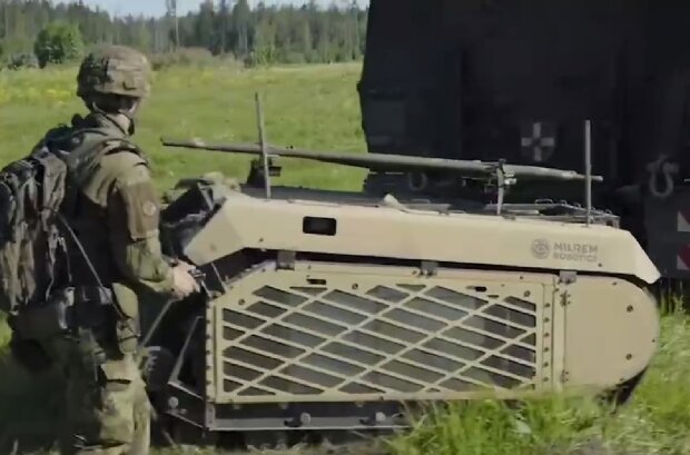Бойовий робот-евакуатор. Фото: скриншот з відео