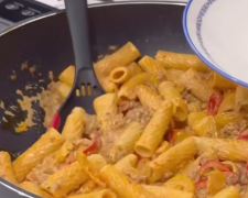 Макароны с фаршем и сладким перцем, кадр из видео