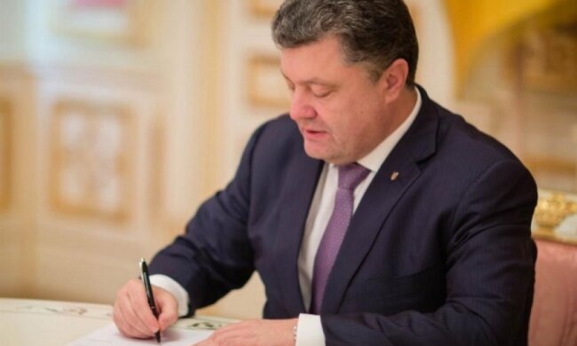 Порошенко таємно дав звання генерала прокурорам 