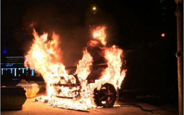 У центрі Києва палає авто: моторошні кадри з місця