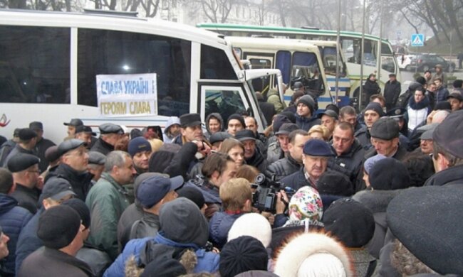 Львовяне, заблокировав дорогу, добились равных условий для перевозчиков (фото, видео)