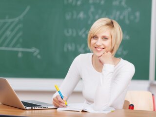 Вчитель перевіряє домашнє завдання. Фото: НУШ