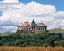 Славетний Олеський замок зняли з безпілотника (фото, відео)