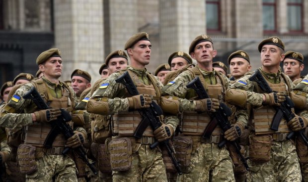 Українцям заборонили носити військову форму: новий закон на межі з божевіллям