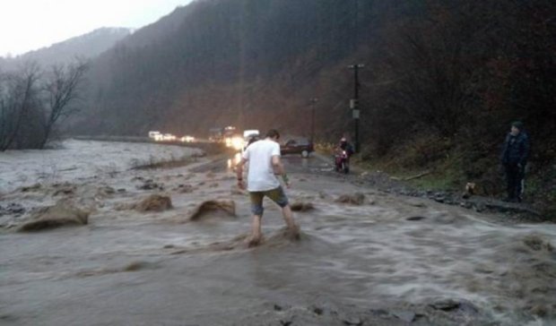 Масштабні зливи спричинили паводок на Закарпатті (фото)