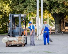 Зеленский едет в Днепр: как готовится город к приезду слуги народа, - кадры "не генеральной" уборки