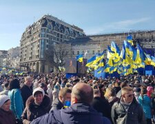 На Майдан вышли тысячи украинцев с флагами и лозунгами, зовут Зеленского: что происходит