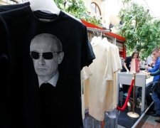 Російськими триколорами витирають підлоги в Криму