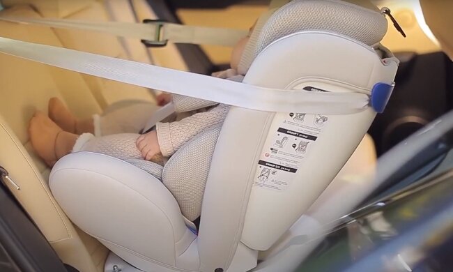 Ребенок в машине, скриншот: Youtube