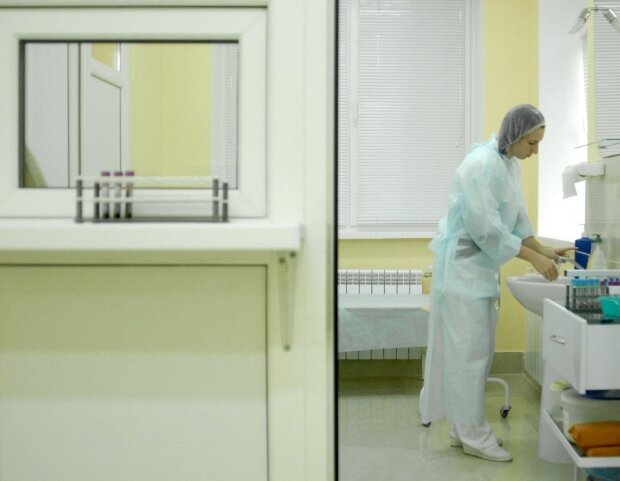 Масове отруєння шаурмою під Одесою: медики відкачують десятки постраждалих, надії обмаль