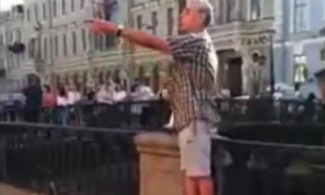 Скріншот з відео, музикант