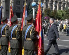 Вже втретє: на параді солдат знепритомнів під час промови Порошенка