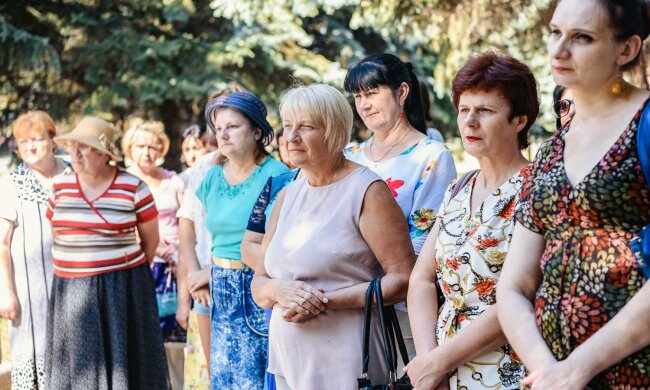 У радянській формі, з серпом і молотом: донецьких дітей заразили "вірусом побєдобєсія", нечувані кадри