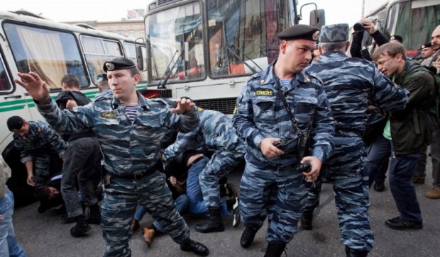 Российские правоохранители жестоко разогнали украинский митинг в Москве (видео)