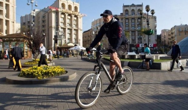 Киевлян под зиму призвали пересесть на велосипеды