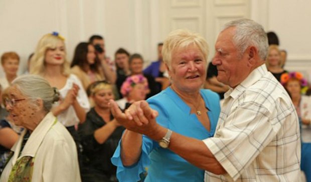 "Золотая свадьба" в Харькове: семь пожилых пар поженились снова (фото)