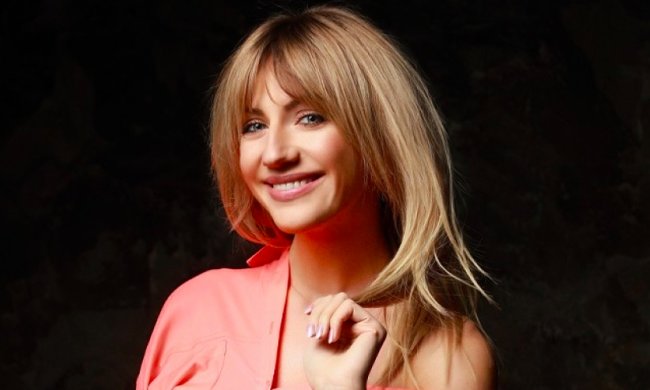 Никитюк в откровенном наряде искупалась в арбузном соке: "Семечки из плавок доставать"