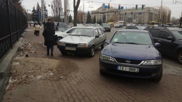 В Киеве водитель внедорожника "наказал" легковушку за неправильную парковку: шокирующее видео