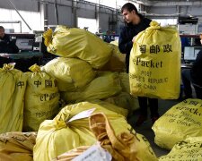 Екстремальна бандероль — українцям пояснили, чи можна заразитися коронавірусом з китайських посилок