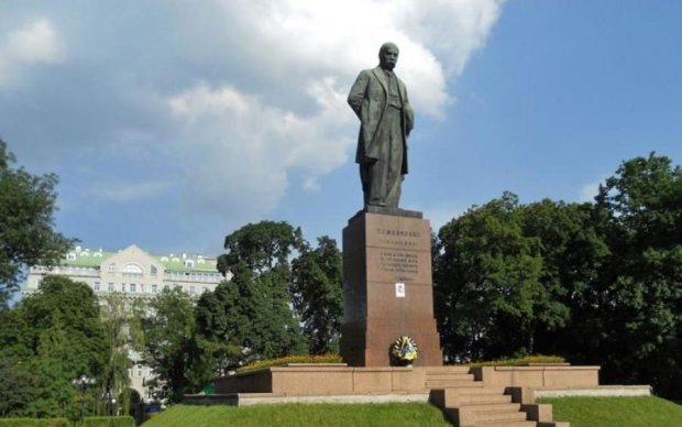 Ни совести, ни гордости: вандалы осквернили памятник легендарного поэта