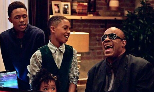 Apple презентувала новий новорічний ролик зі Стіві Уандером (відео)