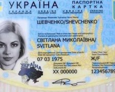 Перші українці отримали пластикові паспорти