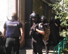 Ножі, біти, ром і свастика: з'явилися фото з камер бійців "Торнадо"