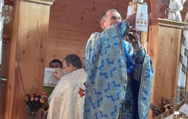 На Прикарпатье безбожники отобрали у священника веру в людей