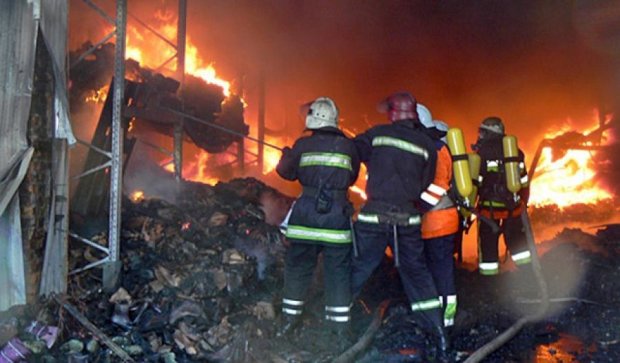 В Хмельницком ликвидировали серьезный пожар на обувном складе (фото)