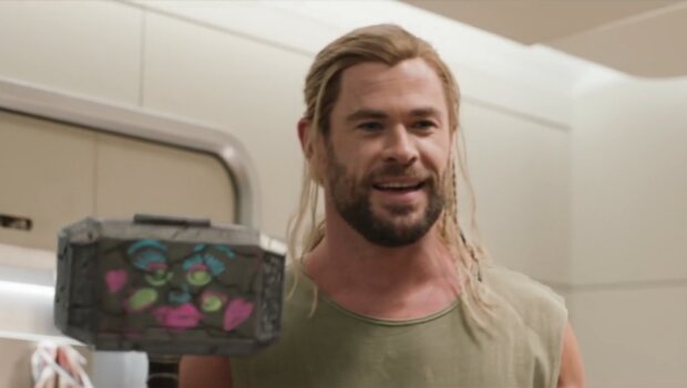 Крис Хемсворт в роли Тора, кадр из фильма "Тор: Любовь и гром" от Marvel