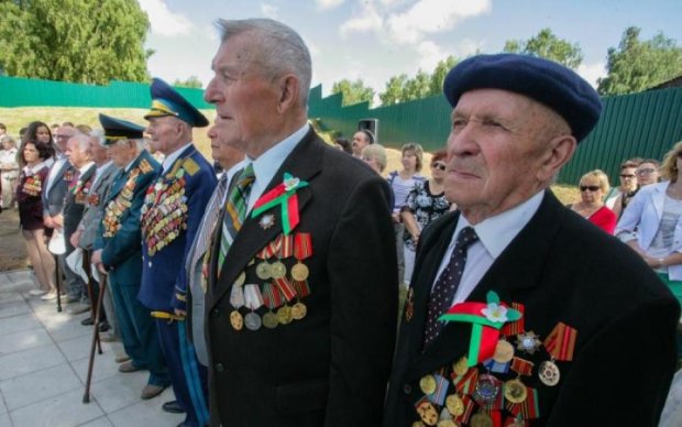 Белорусских ветеранов уважили зубной пастой и открыткой 