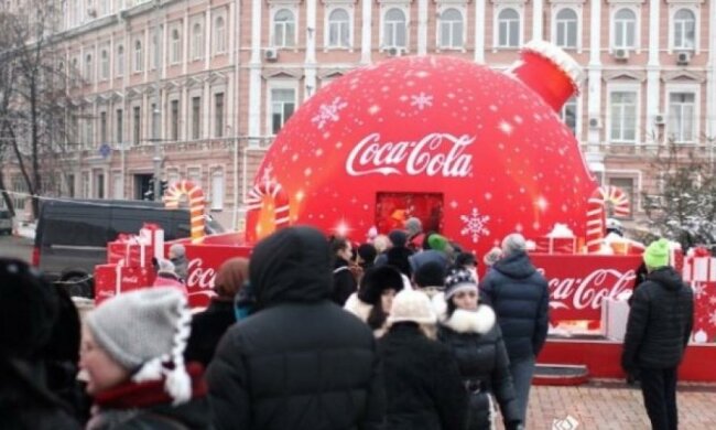 Кияни на морозі стояли в черзі за «халявною» Coсa-Cola