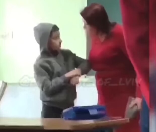 На Львовщине учительница отвесила ребенку подзатыльник и попала на видео, сеть кипит: "Убрать ненормальную!"
