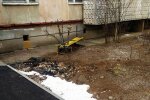 У Харкові комунальники "поклали" лавки перед під'їздом і пішли: "При Кернесі такого не було"
