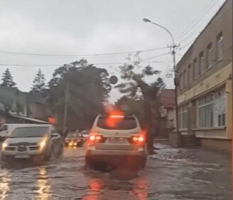 Вулиці Перечина опинилися у воді, скріншот з відео ТСН