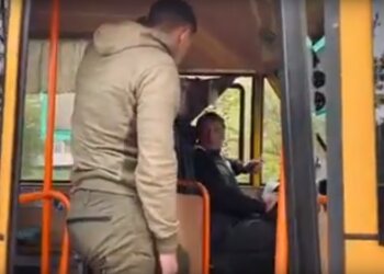 Молодой ветеран Азова без ноги проучил наглого водителя маршрутки, скрин с видео