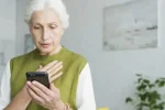 Пенсіонер проходить ідентифікацію для відновлення виплат