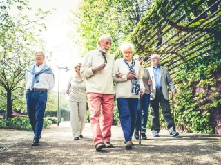 Літні люди на прогулянці