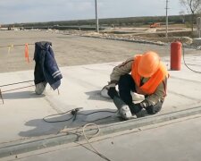 Ремонт дороги, кадр из видео, изображение иллюстративное: YouTube