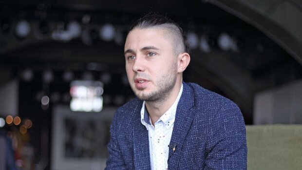 "Прошу пробачення": лідер "Антитіла" Тополя згадав молодість і схопився за улюблений інструмент