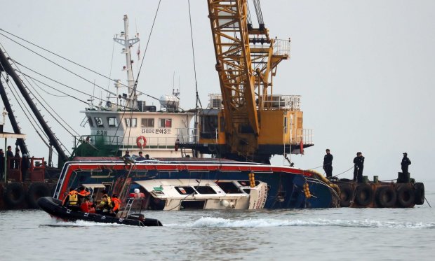 Морской гигант врезался в переполненный катер: десятки пострадавших, за жизнь 5 борются врачи