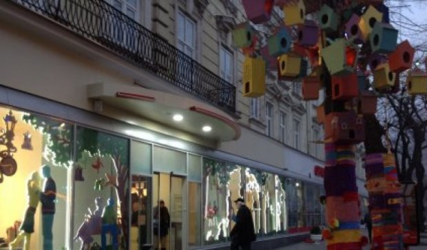 Магазин Порошенко во Львове демонтировал свою незаконную вывеску