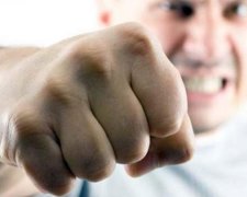 Харків'янин побив сусіда за відмову відповісти на "Слава Україні"