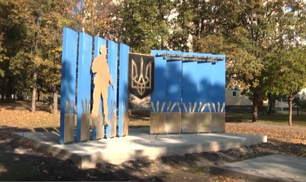 Гучний скандал спалахнув навколо пам'ятника героям АТО на Харківщині: "Це карикатура"