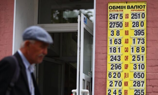 Курс валют на 2 сентября: доллар не устоял перед чарами гривны