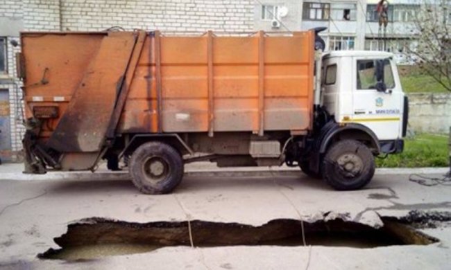 В Николаеве мусоровоз провалился под асфальт 