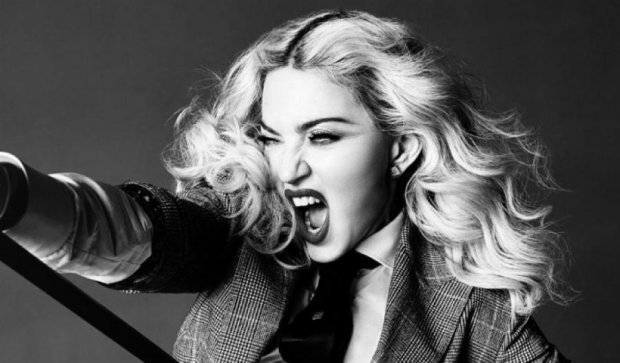 Мадонна оголила груди 17-річної шанувальниці  (відео)