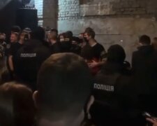 Выломали дверь и повалили всех на пол: тусовщикам ночного клуба доходчиво напомнили о карантине выходного дня