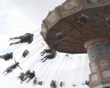 Карусель с людьми завалилася в Китаї