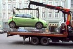 У Києві з «героями парковки» почав боротися евакуатор (відео)